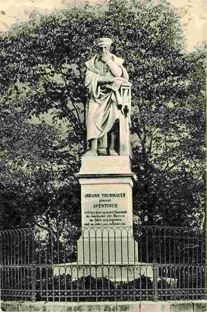 Abensberg. Denkmal von Aventinus
