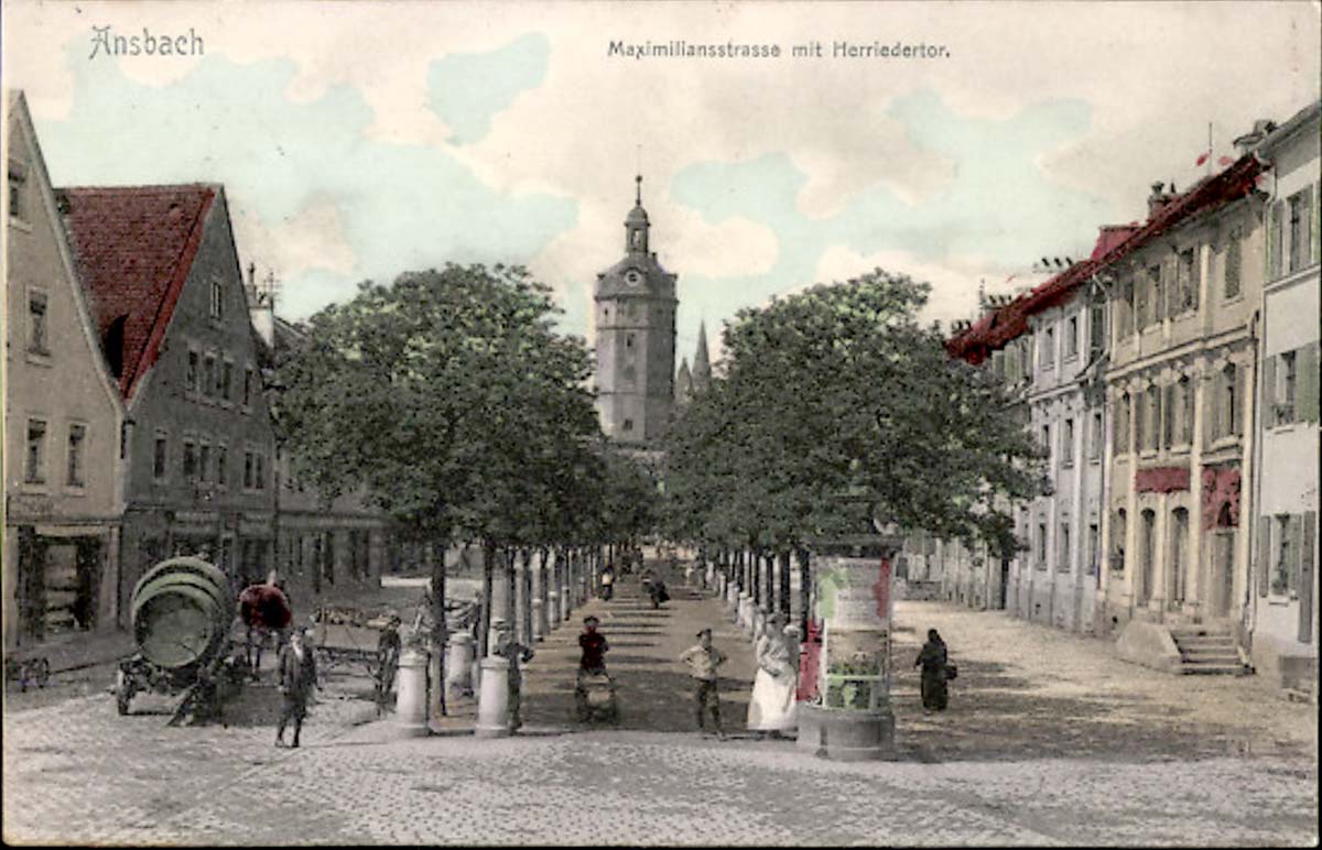 Ansbach. Maximiliansstrasse mit Herriedertor und Litfasssaeule