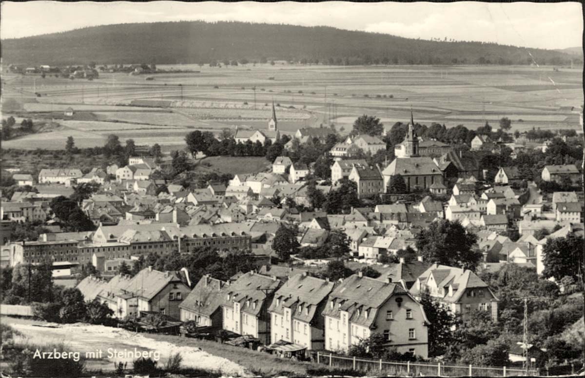 Panorama von Arzberg (Oberfranken) mit Steinberg, um 1960