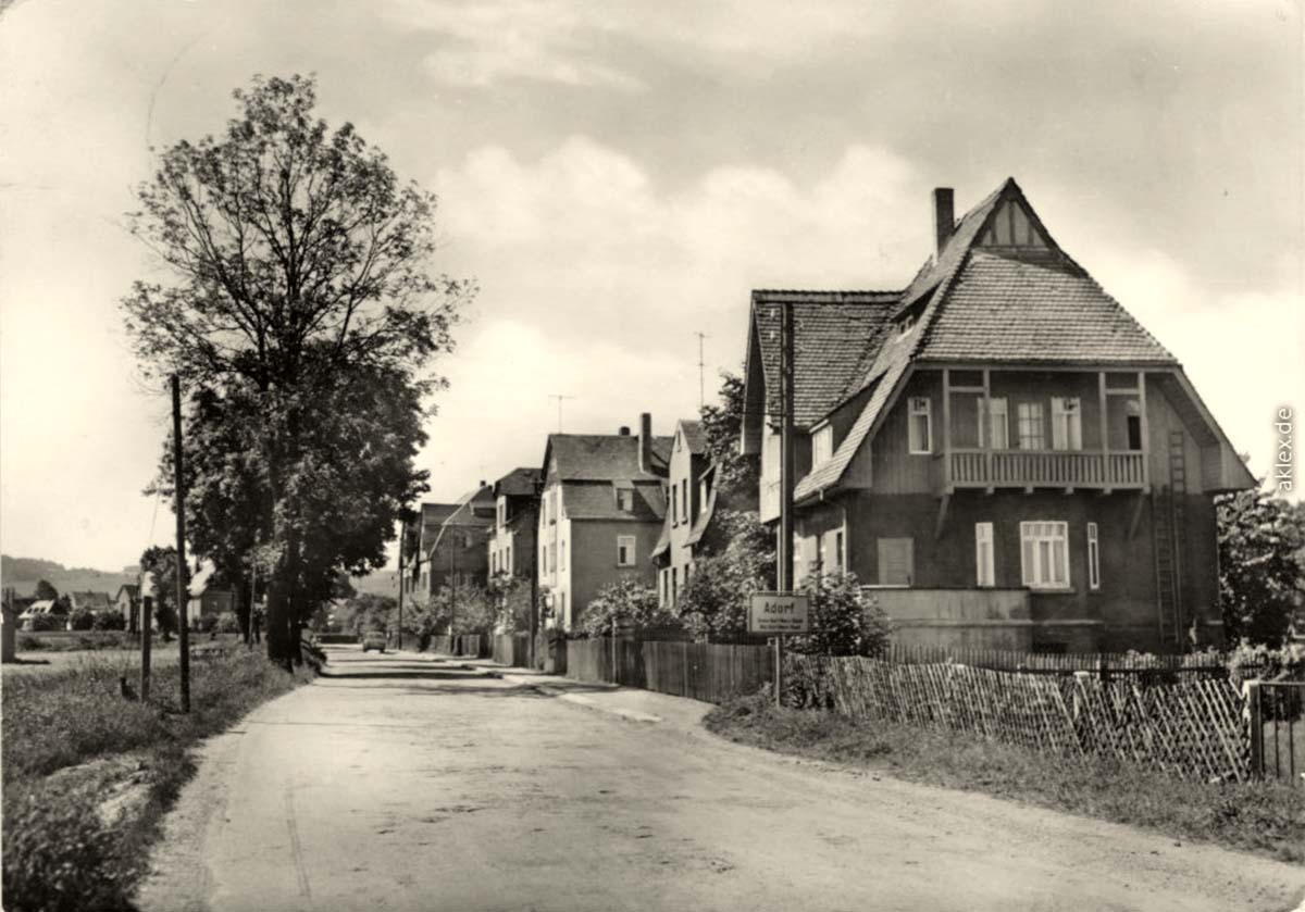 Adorf (Vogtlandkreis). Erzgebirge-Neukirchen Straßenansicht mit Häuserzeile, 1978