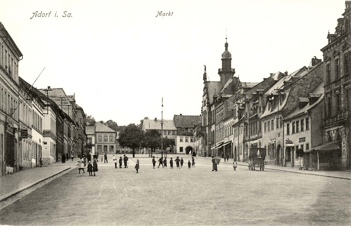 Adorf (Vogtlandkreis). Kinder spielen am Marktplatz, 1913