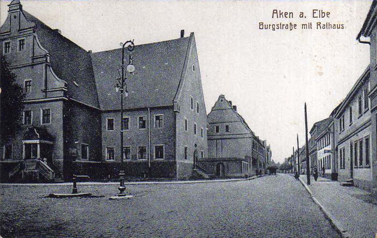 Aken (Elbe). Burgstraße mit Rathaus, um 1920