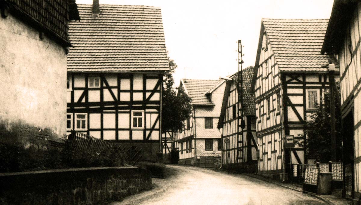 Asbach-Sickenberg. Die Dorfstraße in Asbach, 1954
