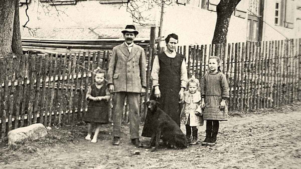 Boms. Abbildung eines Bauernhofes mit Personen, 1920