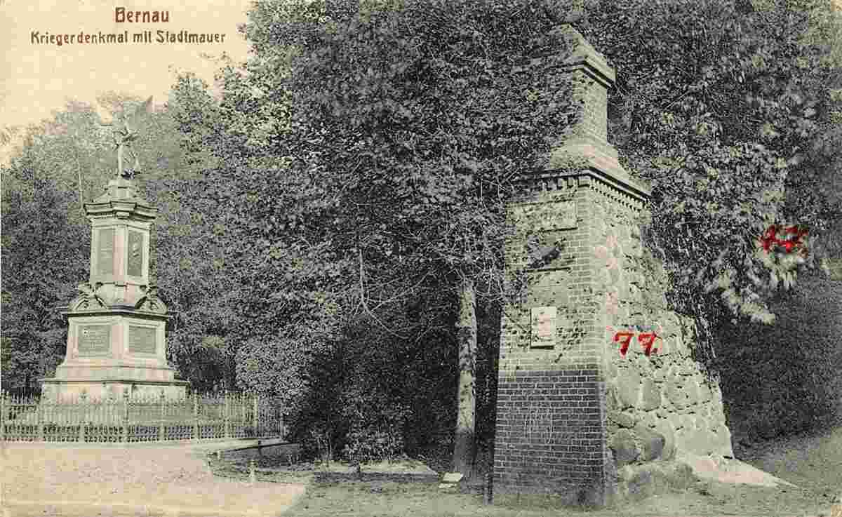 Bernau. Kriegerdenkmal mit Stadtmauer