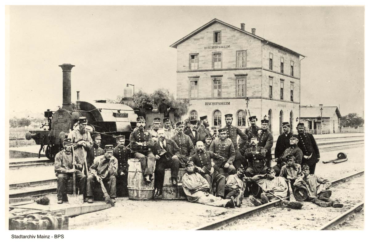 Bischofsheim (Mainspitze). Bahnhofspersonal mit der Rangierlokomotive 'Landskron', 1867
