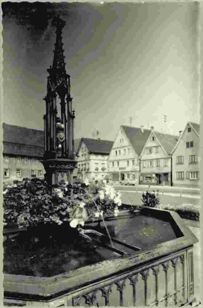 Dettingen an der Erms. Ortsplatz mit brunnen, 1966