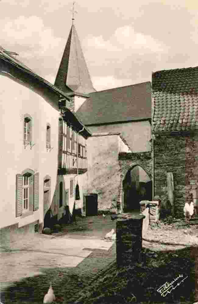 Dahlem. Kronenburg - Blick auf strasse mit Tor, 1969