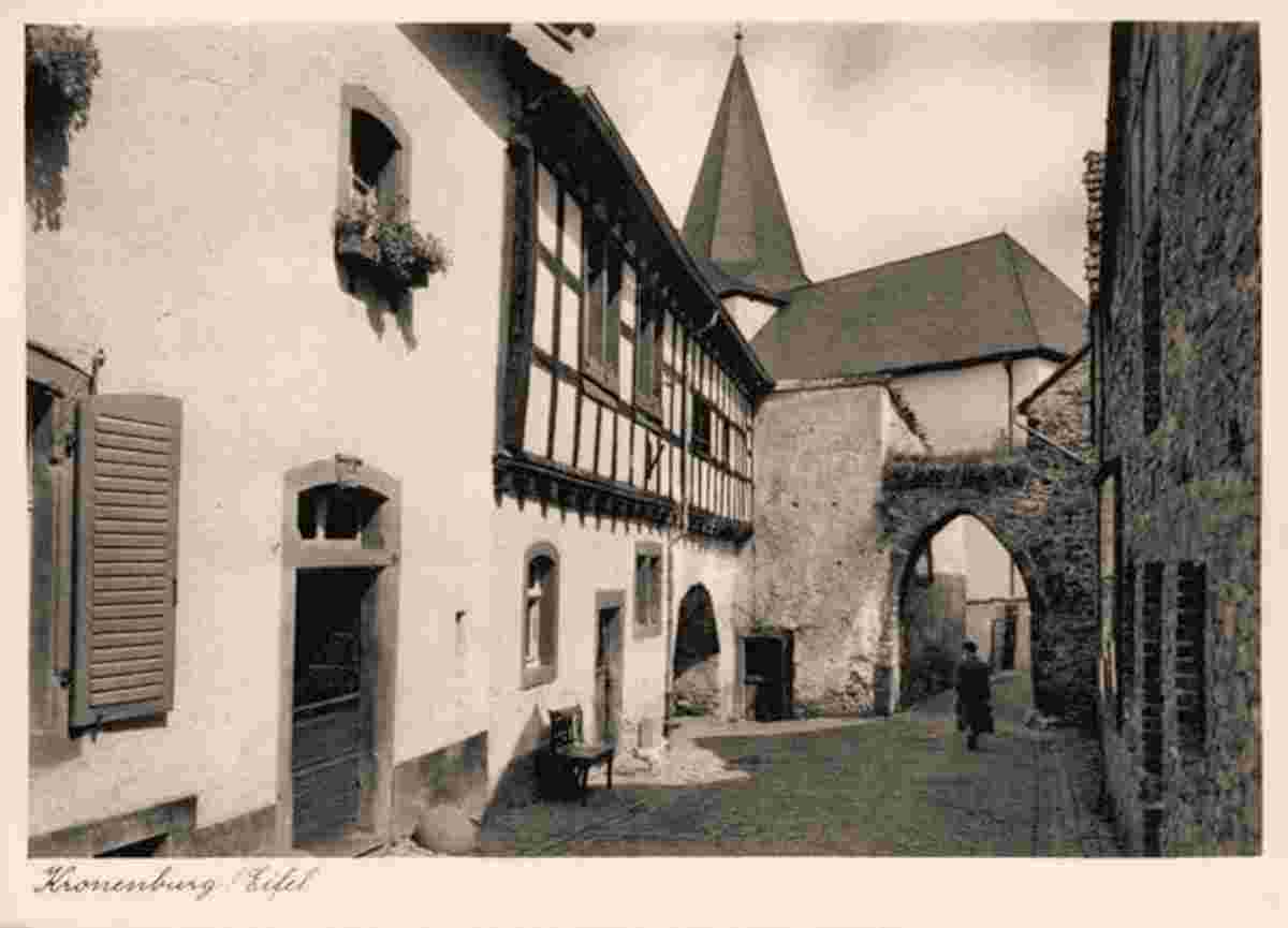 Dahlem. Kronenburg - Blick auf strasse mit Tor
