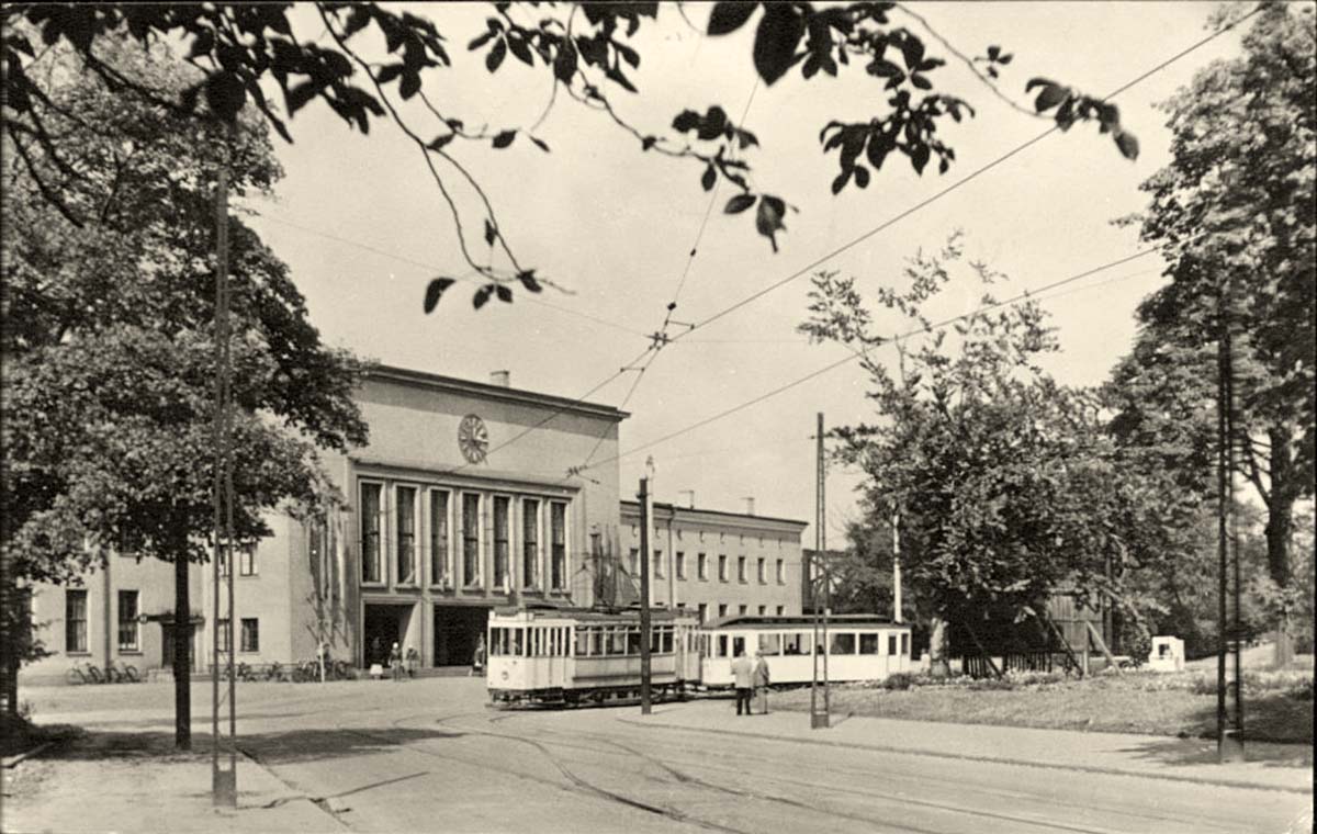 Dessau-Roßlau. Bahnhof, Straßenbahn, 1963