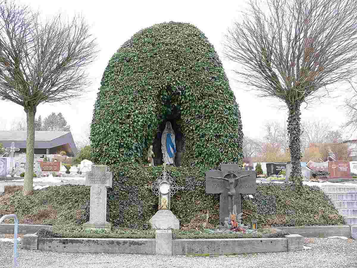Ebenweiler. Friedhof, Lourdesgrotte
