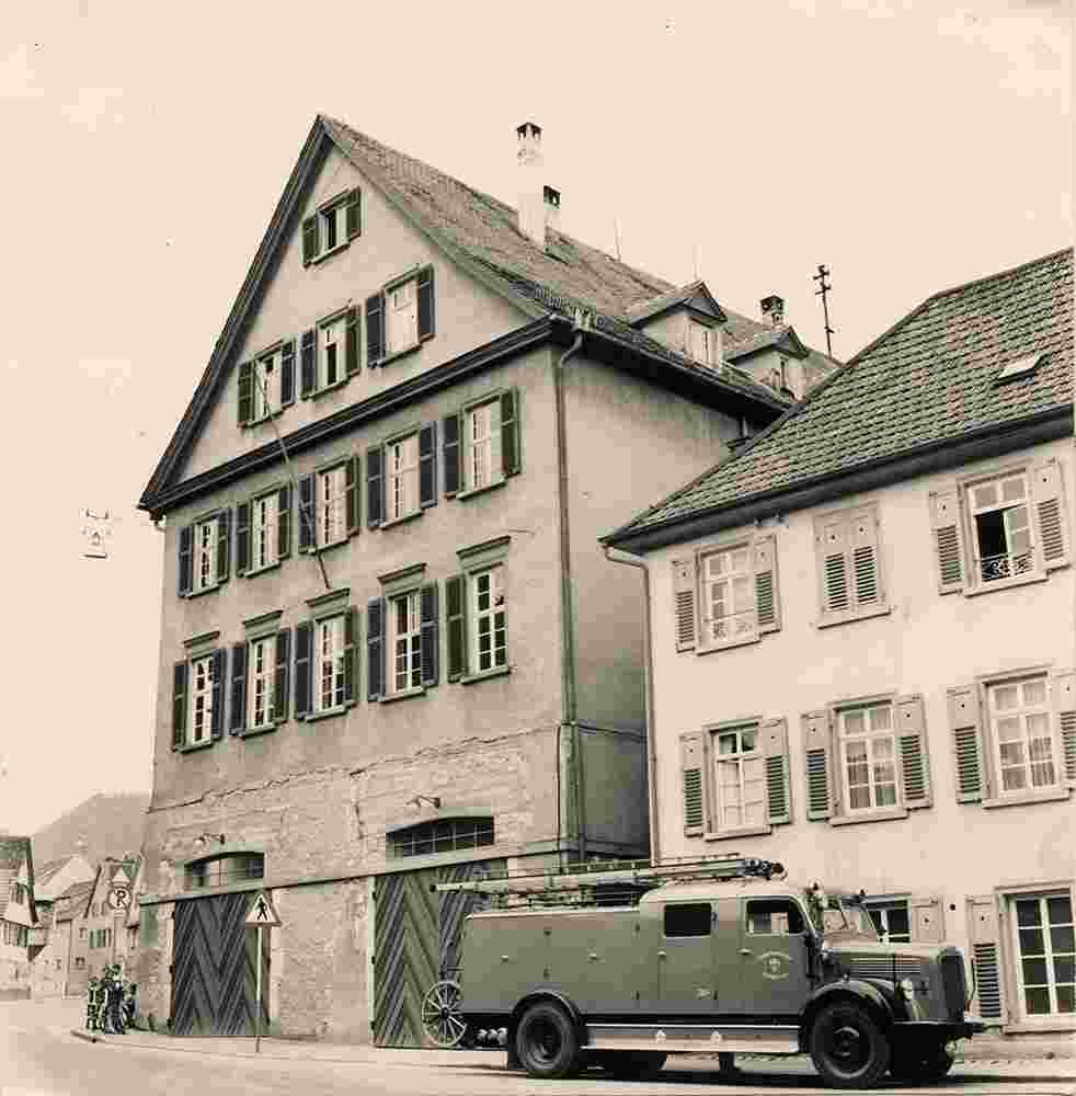 Eningen unter Achalm. Altes Schulhaus in der Hauptstraße, um 1970