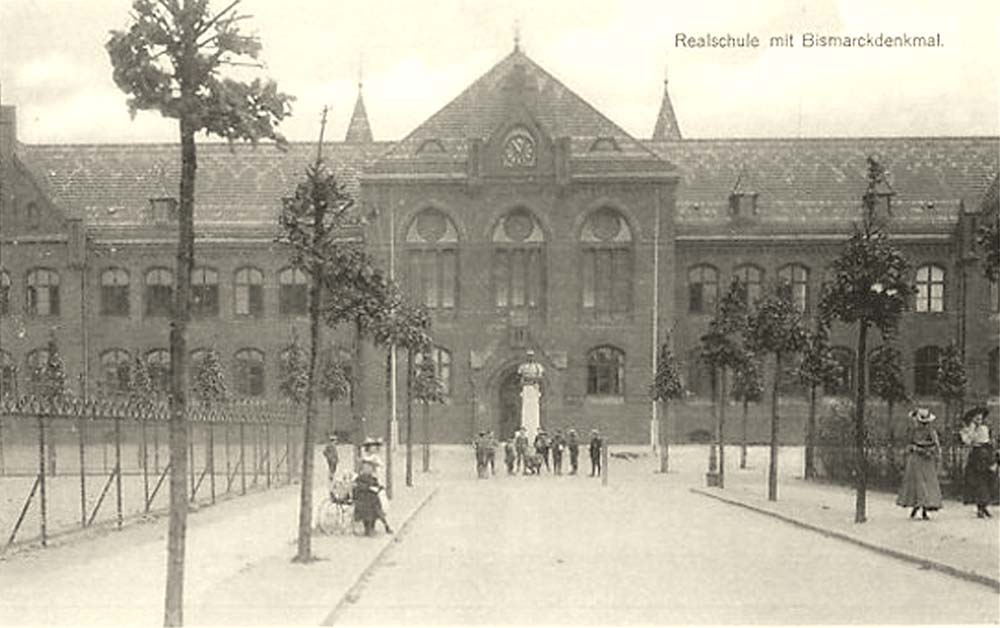 Elmshorn. Realschule mit Bismarckdenkmal