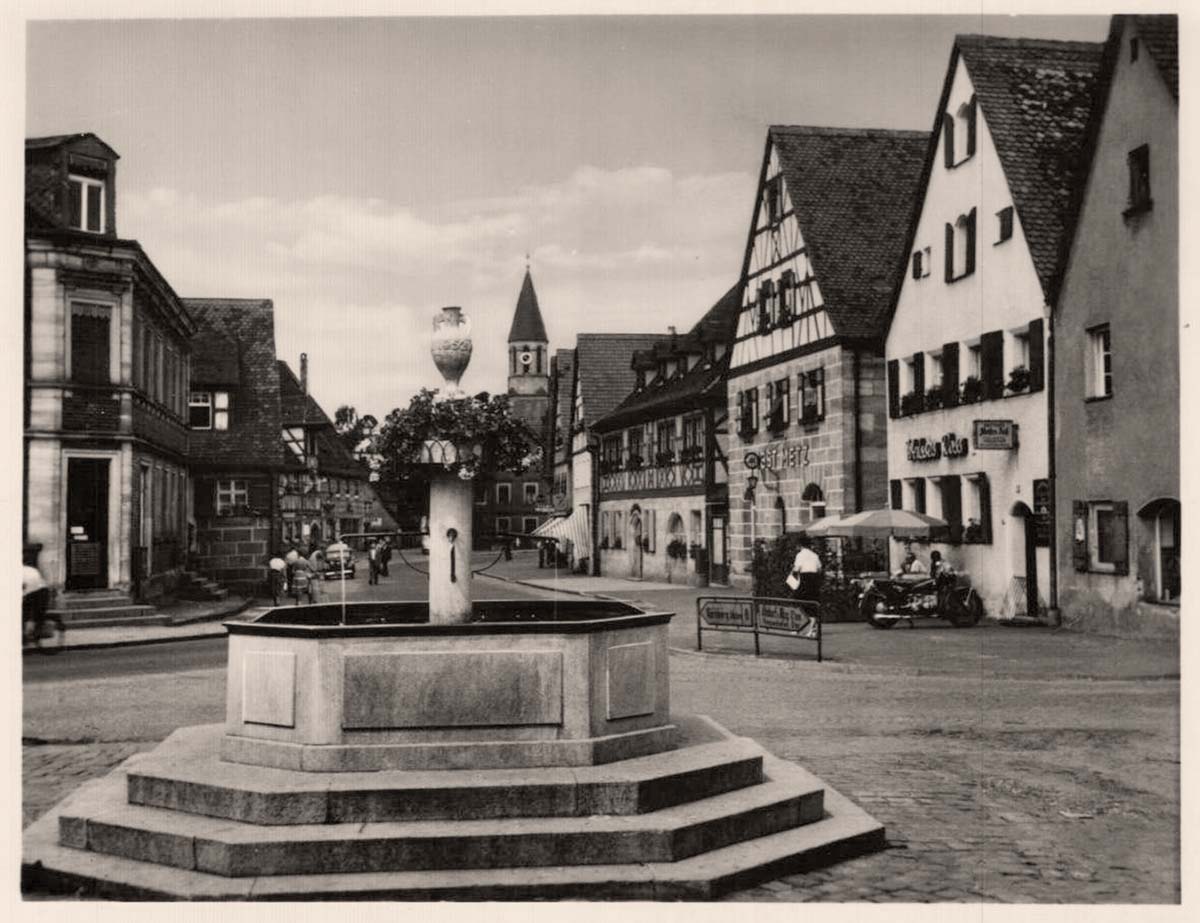 Feucht (Mittelfranken). Brunnen mit Rathaus