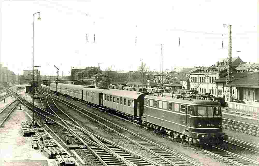 Fürth. Elektro-Schnellzuglokomotive E 10 004 am Hauptbahnhof, 1955