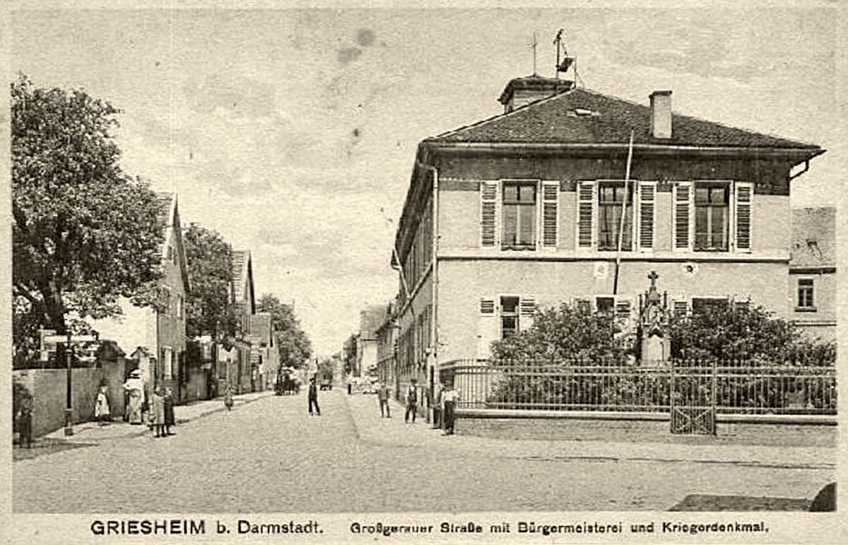 Griesheim. Groß-Gerauer Straße mit Bürgermeisterei und Kriegerdenkmal