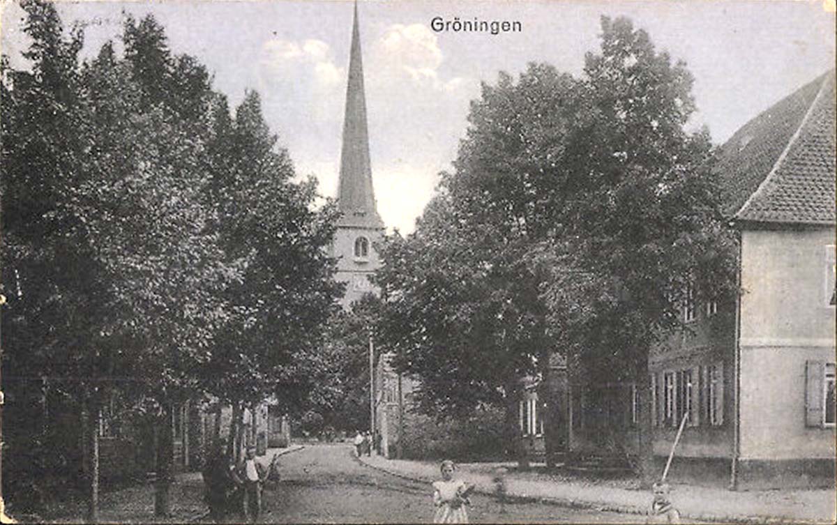Gröningen. Straßenparty mit Kindern und Kirche