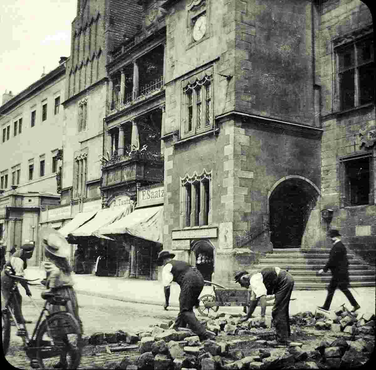 Halle. Vor dem Rathaus, 1901