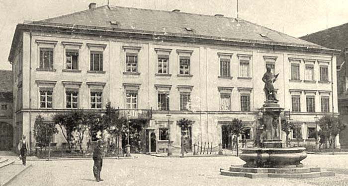 Ingolstadt. Der Brunnen für Kaiser Ludwig den Bayern vor dem Gouvernementsgebäude