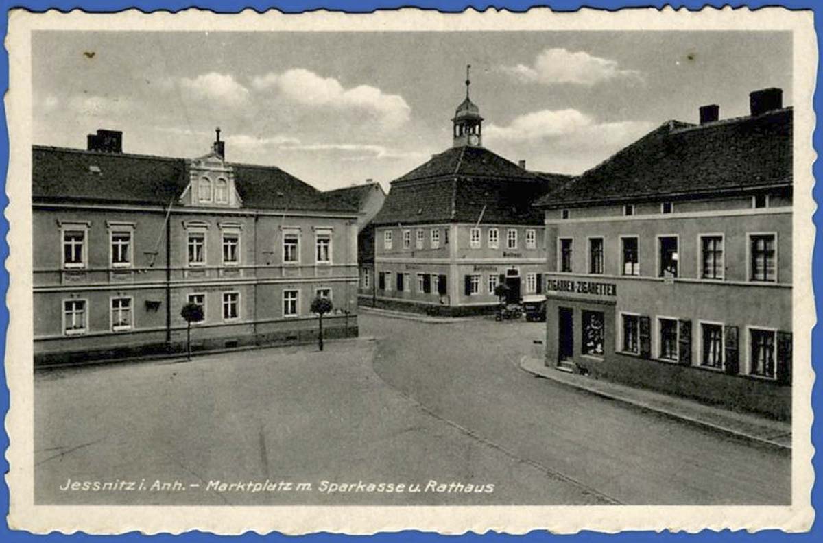 Jeßnitz (Anhalt). Marktplatz mit Sparkasse und Rathaus