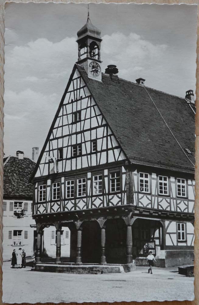 Königsbach-Stein. Rathaus mit Uhr