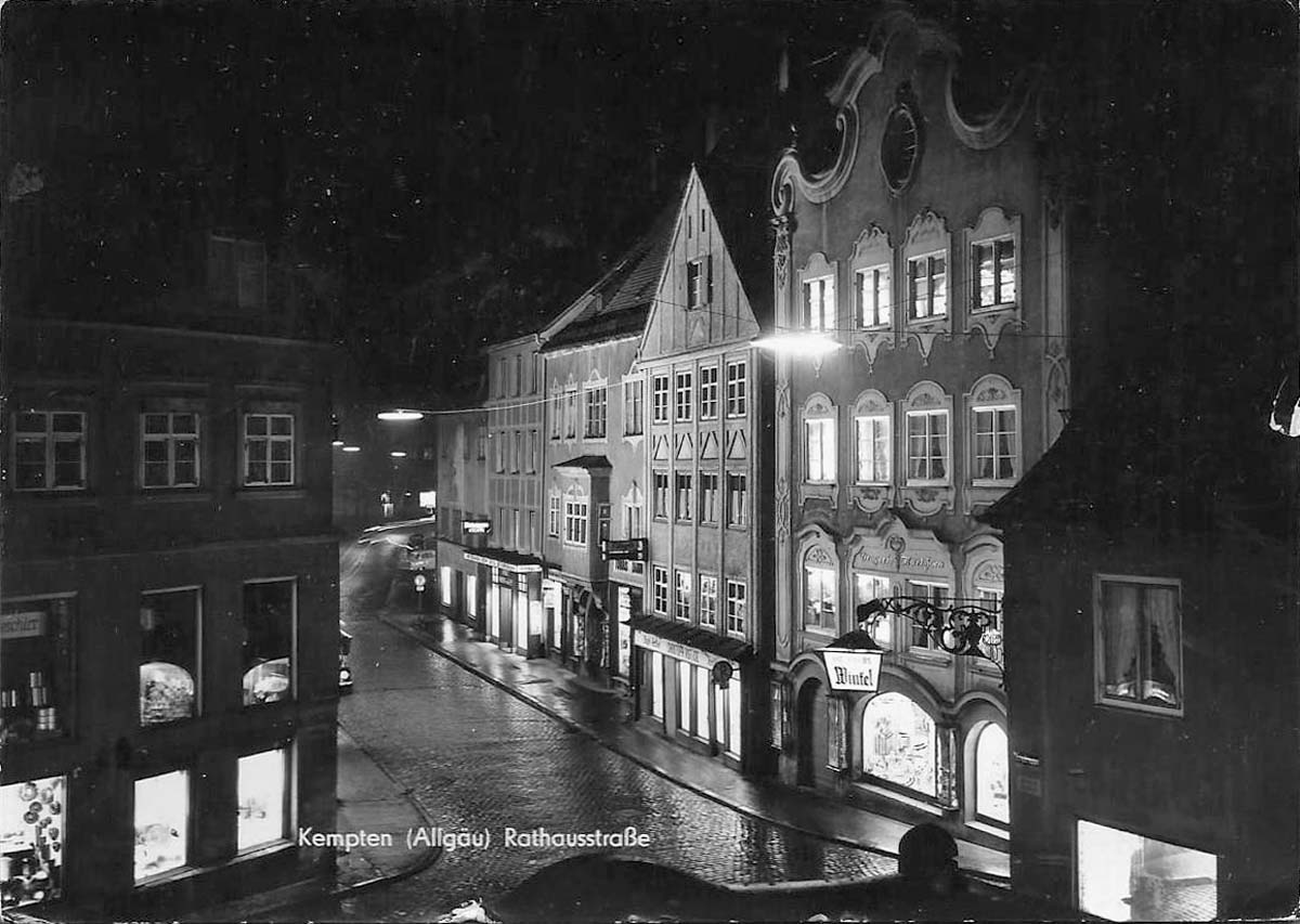 Kempten (Allgäu). Rathausstraße auf Night