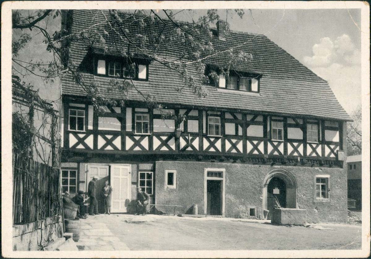 Klipphausen. Burkhardswalde - Dorf Gasthof, Personen vor Fachwerkhaus, 1950
