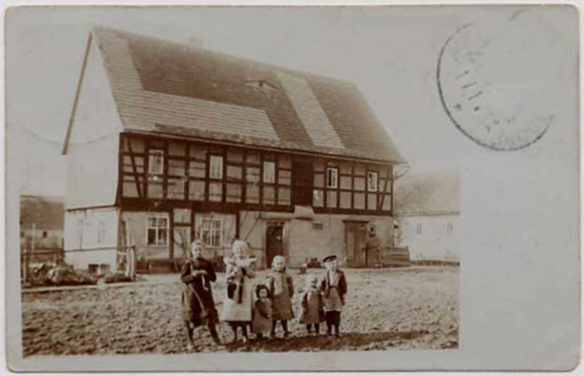Karsdorf. Blick auf Wohnhaus mit Kinder im Hof