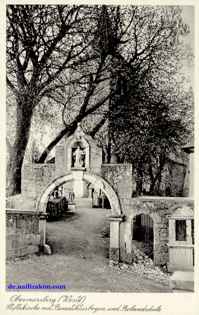Marsberg. Stadtteil Obermarsberg - Stiftskirche mit Benediktus Bogen und Rolandsäule, 1941