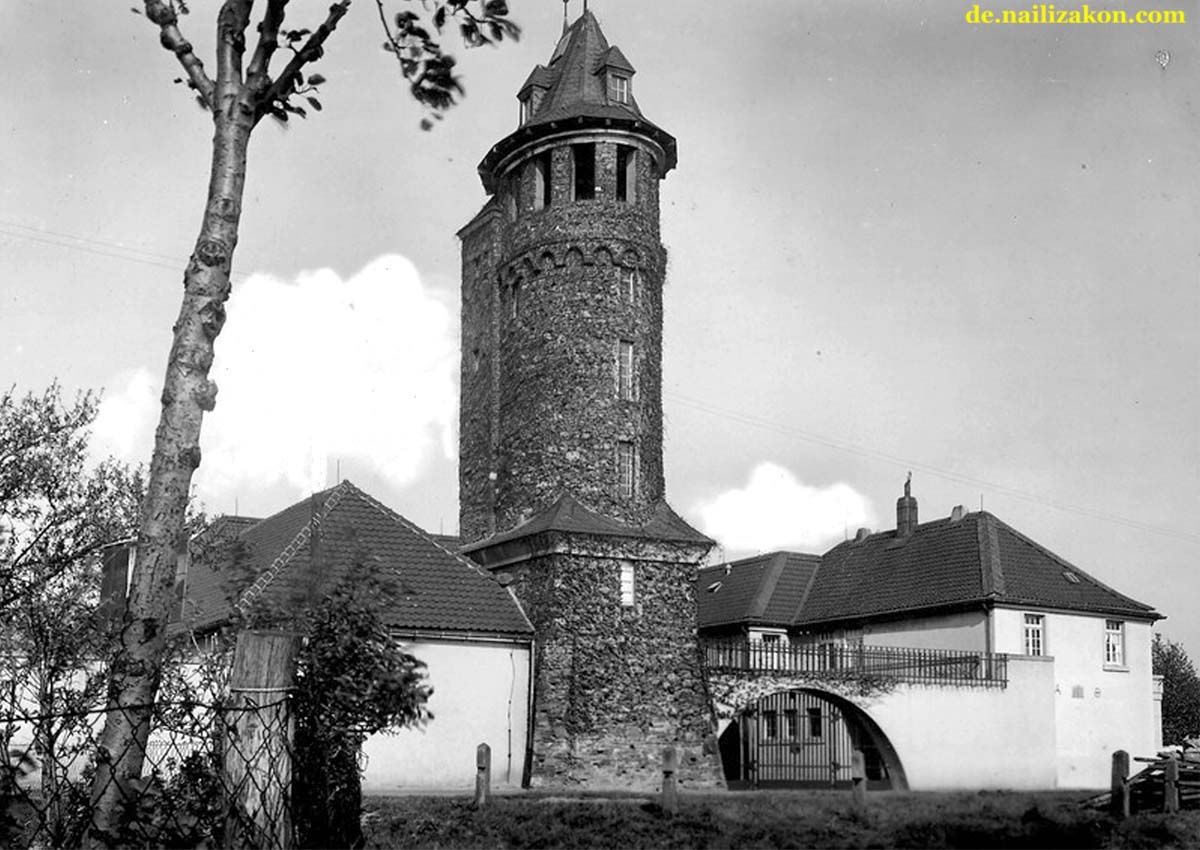 Monheim am Rhein. Der Turm an der Rheinuferstraße