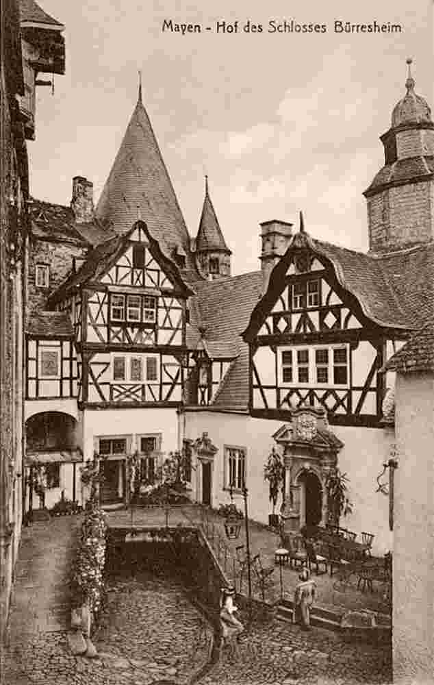 Mayen. Im Nettetal - Hof des Schlosses Bürresheim, um 1910er