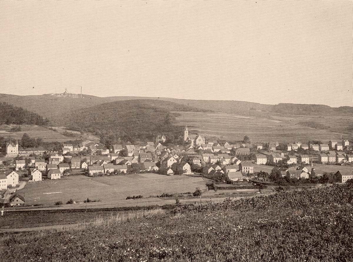 Blick auf Neunkirchen, im Hintergrund am Berg die Grube Steimel, 1903