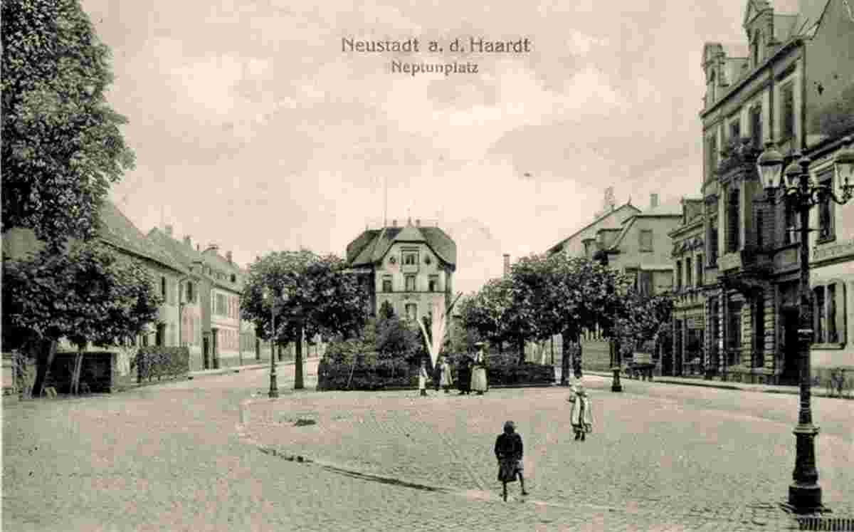 Neustadt an der Weinstraße. Neptunplatz