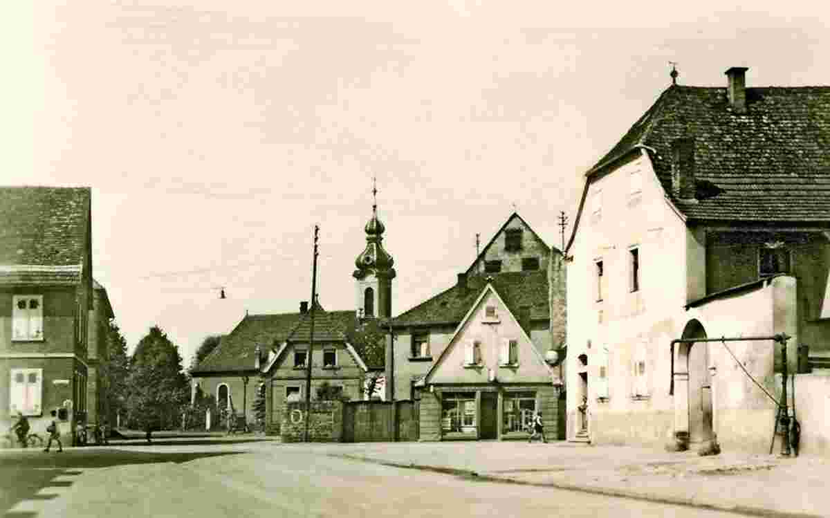 Oftersheim. Oftersheimer Ortsmitte mit der alten evangelischen Kirche, 1956