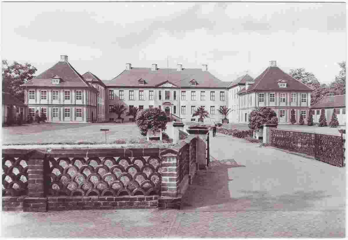 Oranienburg. Schloß mit Historische Staatsarchiv, Museum und Bibliothek