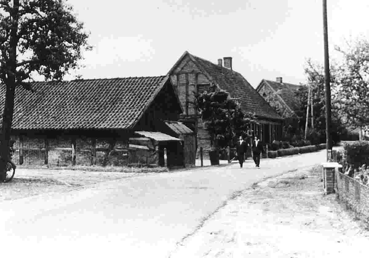 Ostbevern. Beusenstraße von Burghoff aus gesehen auf die Handwerksbetriebe Pelkmann und Dertenkötter