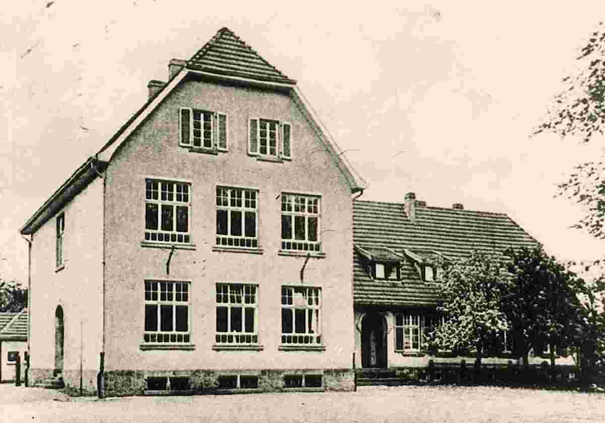 Ostbevern. St. Ambrosius Grundschule mit daneben liegender Lehrerwohnung, 1910