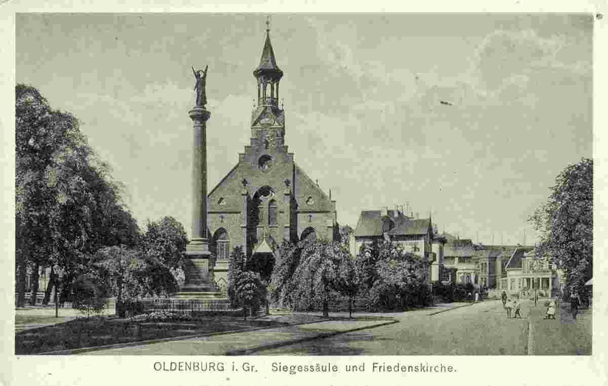 Oldenburg in Holstein. Siegessäule und Friedenskirche