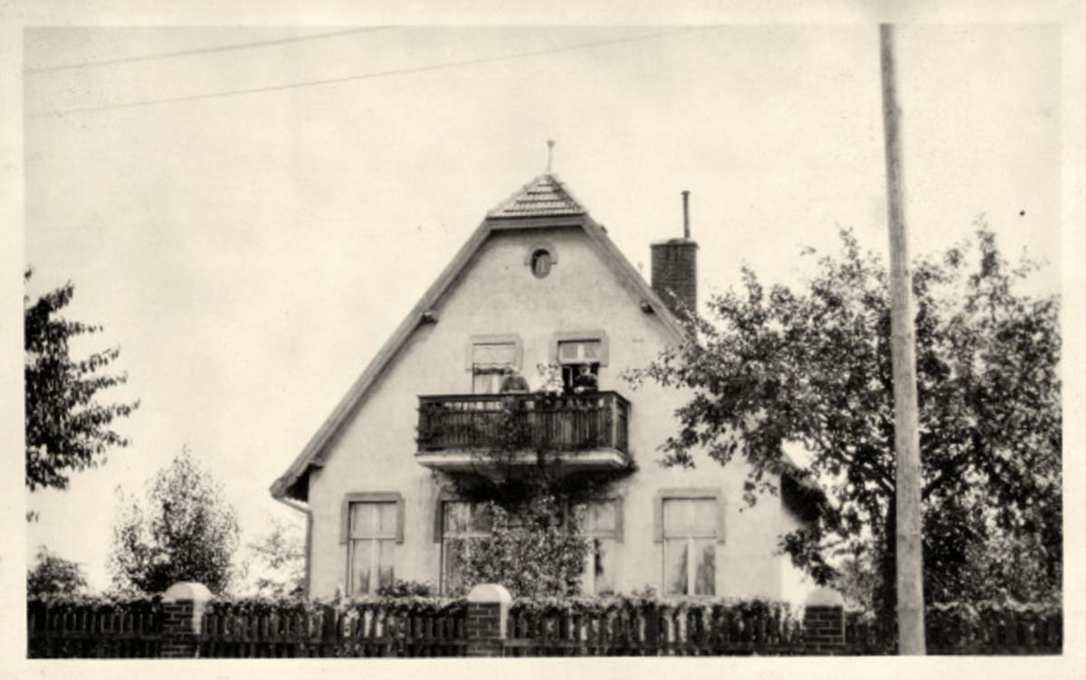 Petershagen (Eggersdorf). Blick auf Wohnhaus, Fasanenstraße, 59