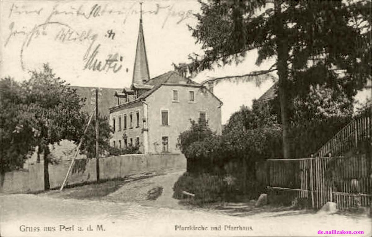 Perl (Mosel). Pfarrkirche mit Pfarrhaus