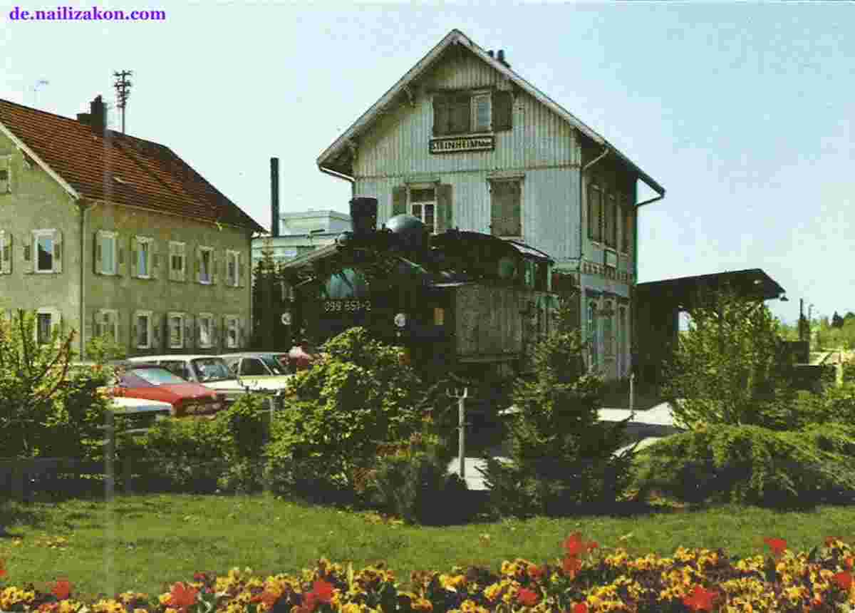 Steinheim. Bahnhof mit alte Lokomotive