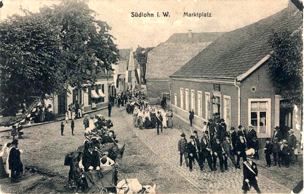Südlohn. Schützenparade mit der Damenkompanie auf dem Marktplatz in den frühen 1920-er Jahren