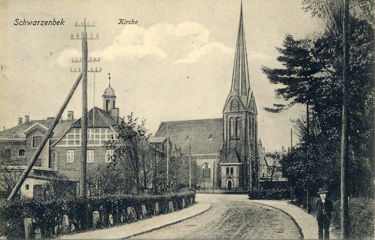 Schwarzenbek. Panorama von Strasse und Kirche