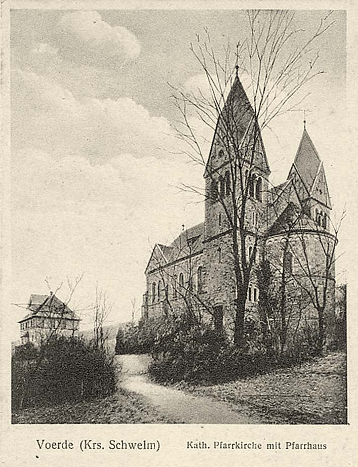 Voerde (Niederrhein). Katholische Pfarrkirche mit Pfarrhaus