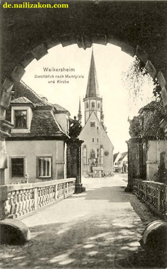 Weikersheim. Durchblick nach Marktplatz und Kirche