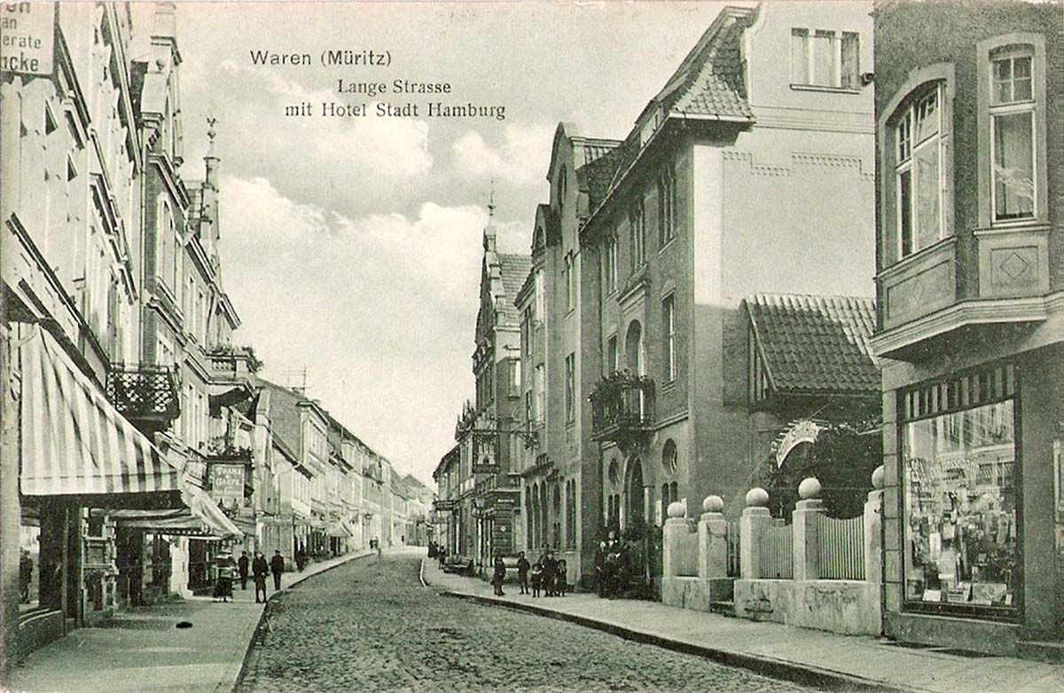 Waren (Müritz). Lange Straße mit Hotel 'Stadt Hamburg'