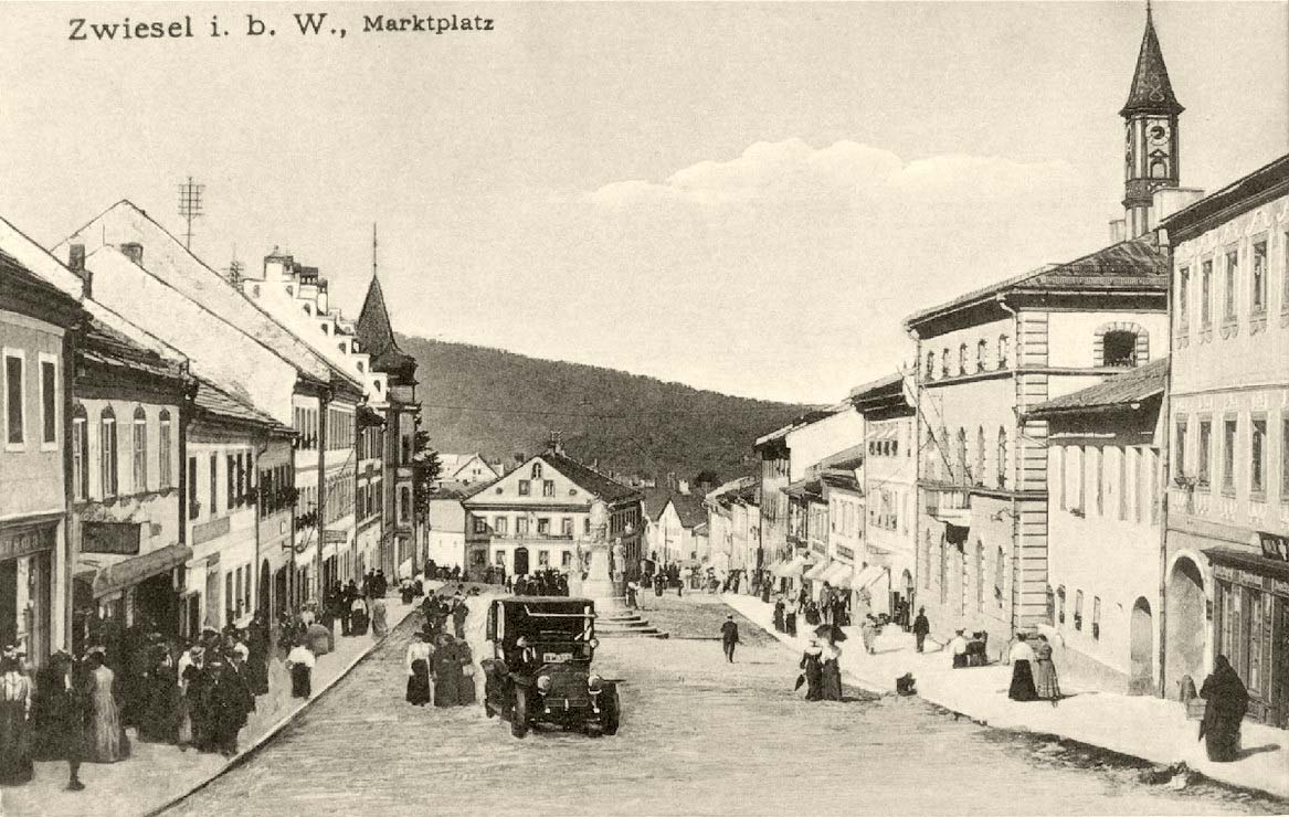 Der Marktplatz im Jahr 1904. Das erste Automobil in Zwiesel