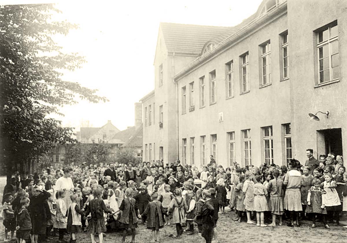 Ziesar. Heimkehrer-Kinder in der Schulpause, 1919