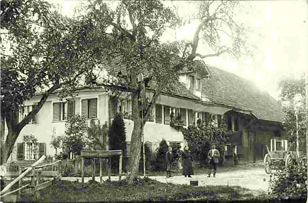 Achberg. Esseratsweiler - Familie vor Bauernhaus
