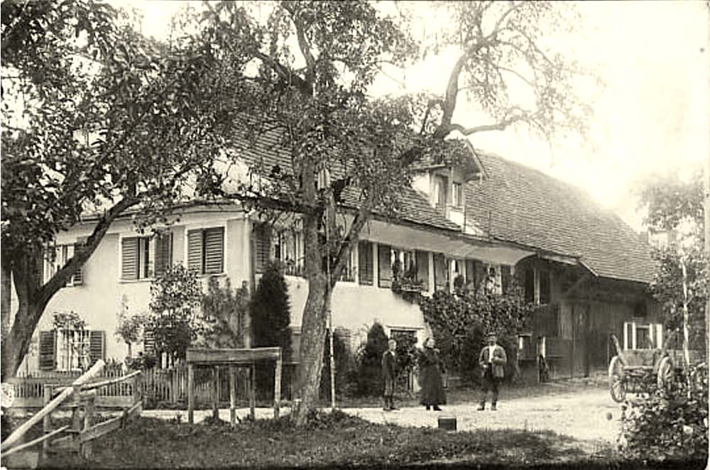 Achberg. Esseratsweiler - Familie vor Bauernhaus, 1912